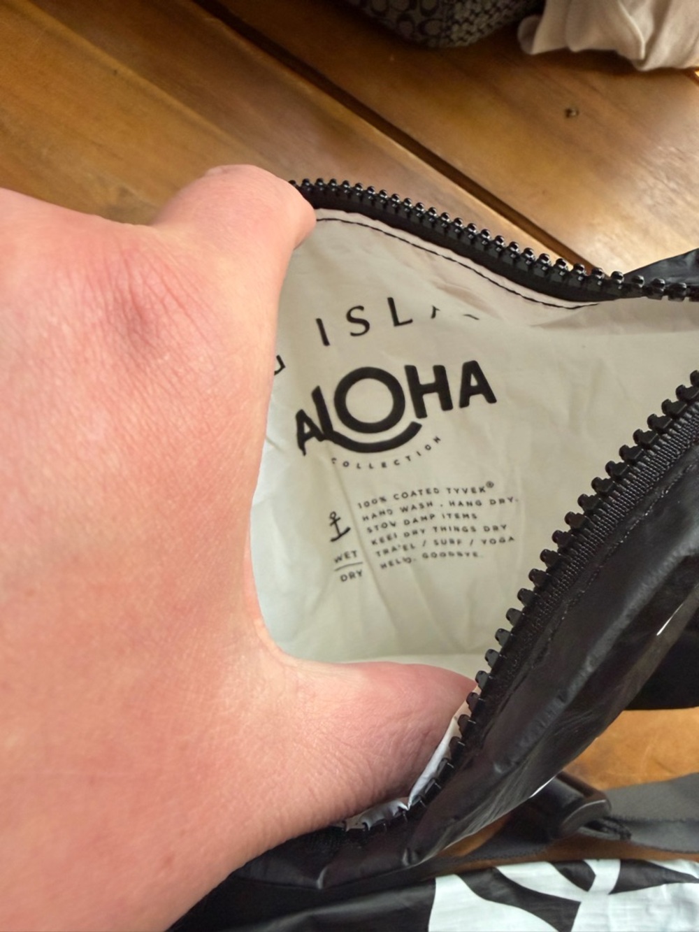 ALOHA Collection Black & White Floral Crossbody Belt Bag and Small Zip Pouch - Picture 4 of 6